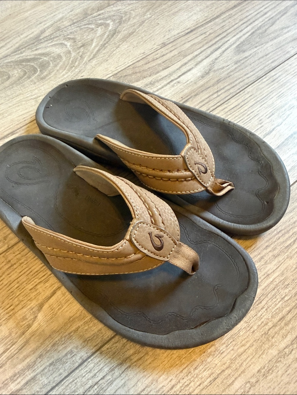 OluKai brown men’s sandals flip flops men’s 7